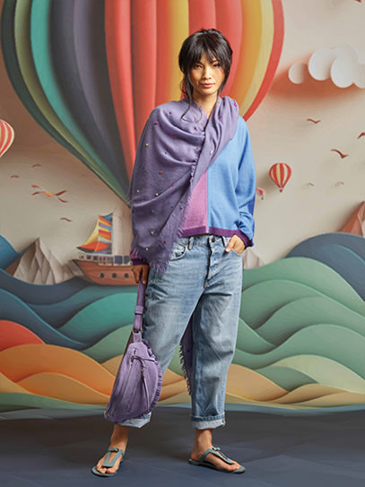 Sweater „Phoebe“ purple/blue; Shawl „Sparkle“; Bag by Marlene Poley