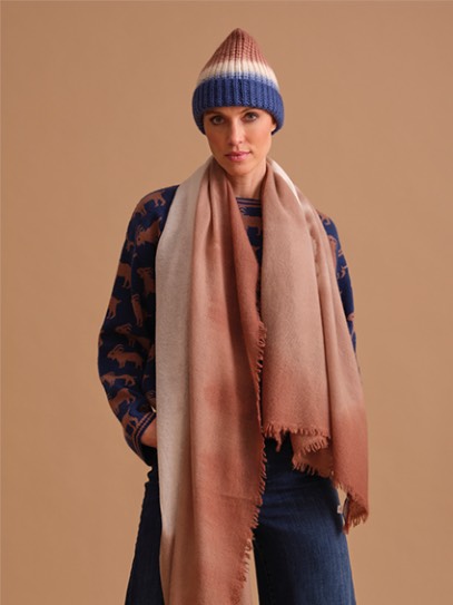 Sweater „Brigitte Goat“ Jacquard; Shawl „4-color-DipDye“;Hat „Patent Degradee“
