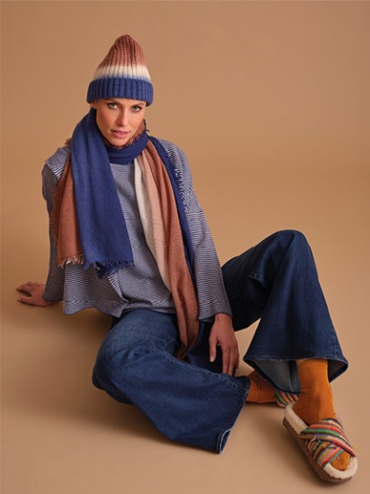 Cardigan „Fritzi“ Ministripes; Shirt „Tizi“ Ministripes;Shawl „Felted Knit“  Degradee; Hat „Patent Degradee“