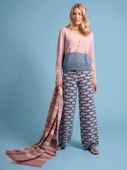 Cardigan „Gwin“ Venezia; Trousers „Culotte“ Whale Jaquart; Plaid „Gipsy“ Berry