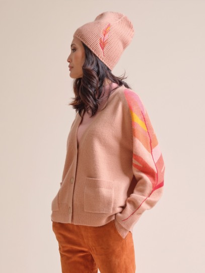 Cardigan &bdquo;Philippa Feather&ldquo; La Forestière; Hat &bdquo;Pauli Feather&ldquo; La Forestière; Shawl &bdquo;Feather&ldquo; La Forestière
