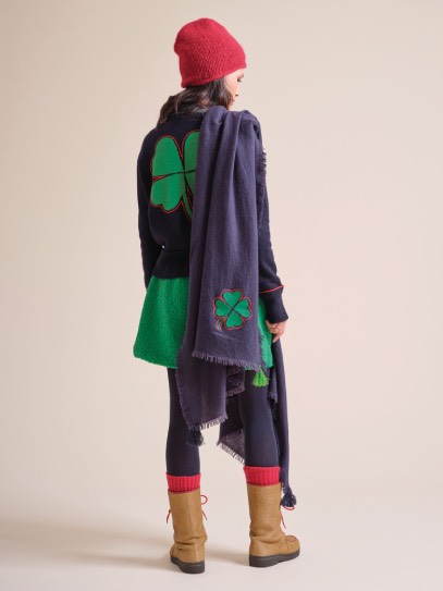 Cardigan &bdquo;Gwin Shamrock&ldquo; La Forestière; Sweater &bdquo;Vento&ldquo; Stripes; Hat &bdquo;Emilia&ldquo;