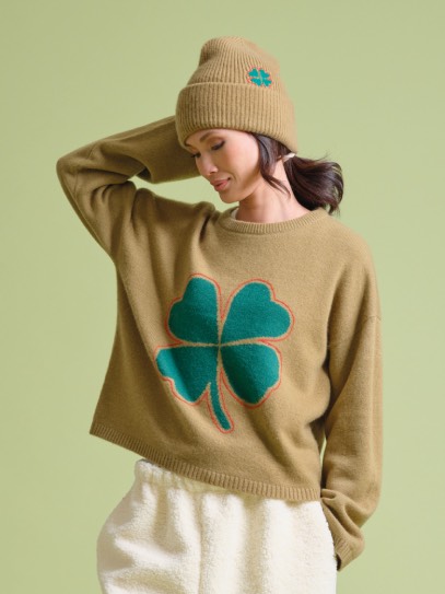 Sweater &bdquo;Brigitte Shamrock&ldquo; La Forestière; Shawl &bdquo;Shamrock&ldquo; Hat &bdquo;Ali Low Shamrock&ldquo;  