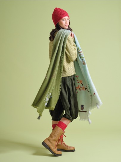 Sweater &bdquo;Nina&ldquo; Jacquart stripes; Plaid &bdquo;Deep Forest&ldquo;; Hat &bdquo;Emilia&ldquo;