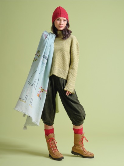 Sweater &bdquo;Nina&ldquo; Jacquart stripes; Plaid &bdquo;Deep Forest&ldquo;; Hat &bdquo;Emilia&ldquo;