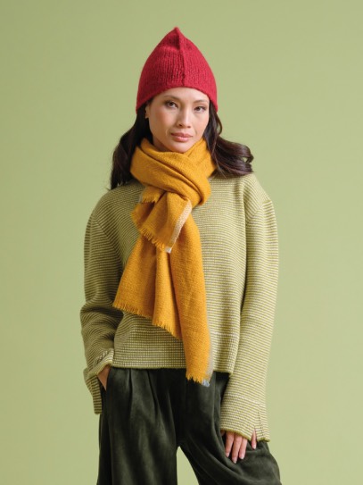 Sweater &bdquo;Nina&ldquo; Jacquart stripes; Shawl &bdquo;Handspun Diamond&ldquo;; Hat &bdquo;Emilia&ldquo;