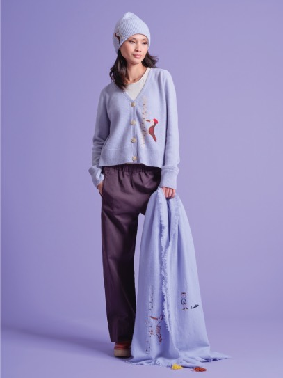 Cardigan &bdquo;Gwin Woodpacker&ldquo;  La Forestière; Hat &bdquo;Ali low  Woodpacker&ldquo; La Forestière; Shawl &bdquo;Woodpacker&ldquo; La Forestière 