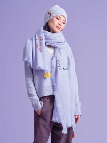 Cardigan &bdquo;Gwin Woodpacker&ldquo;  La Forestière; Hat &bdquo;Ali low  Woodpacker&ldquo; La Forestière; Shawl &bdquo;Woodpacker&ldquo; La Forestière 