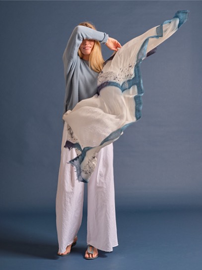 Sweater &bdquo;Bluna&ldquo;; Shawl &bdquo;IceDye&ldquo; paperwhite/acqua/blue